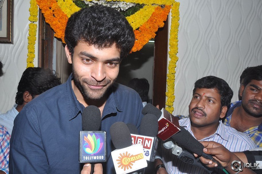 Mukunda-Movie-Hungama-at-Sandhya-Theatre